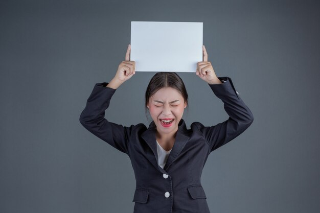 Fille de bureau tenant un tableau blanc