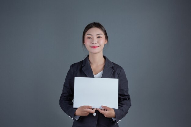 Fille de bureau tenant un tableau blanc