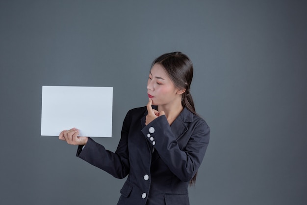 Fille de bureau tenant un tableau blanc