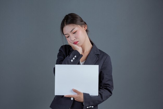 Fille de bureau tenant un tableau blanc