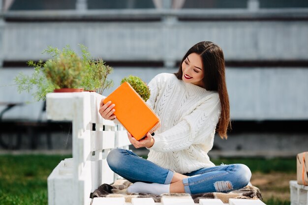 Fille avec un cadeau d&#39;orange