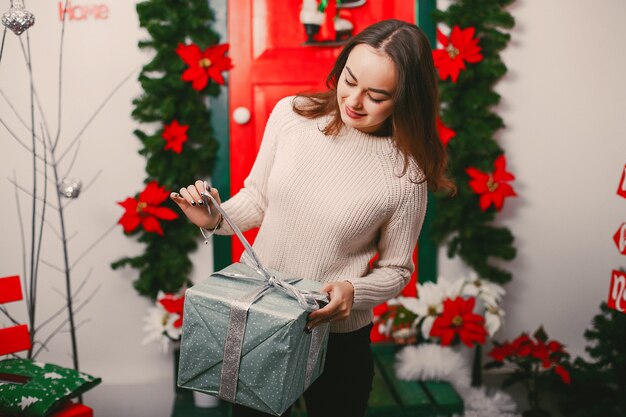 fille avec des cadeaux