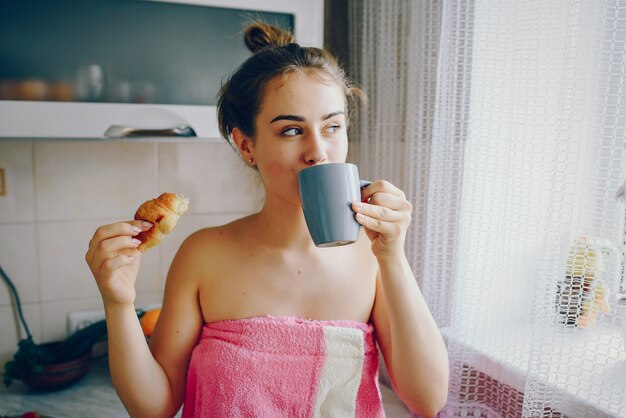 Fille avec café