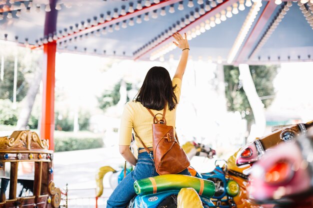 Fille sur un carrousel