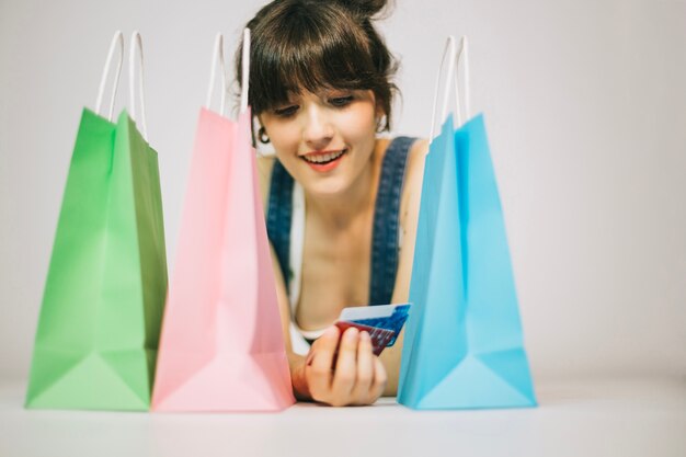 Fille avec des cartes et des achats