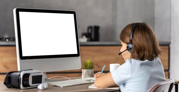 Fille avec casque d'apprentissage en ligne