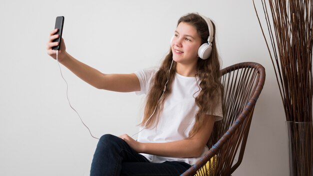 Fille avec un casque prenant selfie