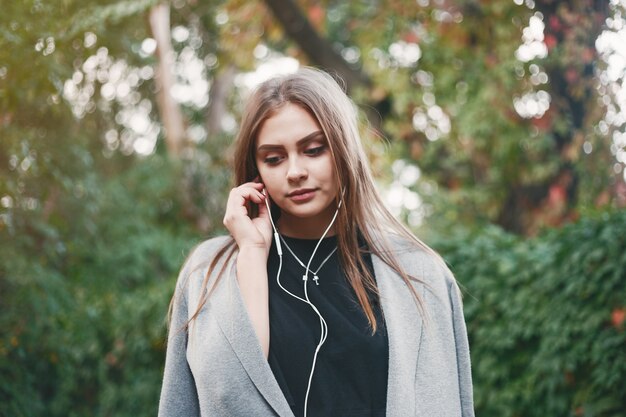 fille avec un casque