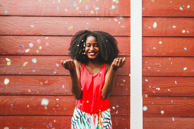 Photo gratuite fille célébrant avec des confettis