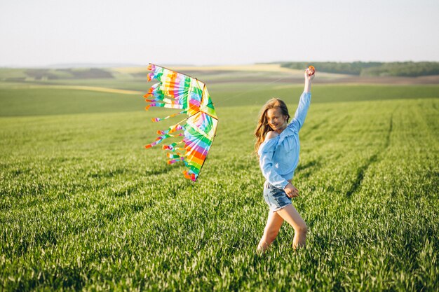 Photo gratuite fille avec cerf-volant