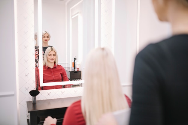 Fille en chaise de coiffeur