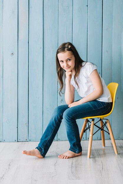Fille sur chaise soutien tête