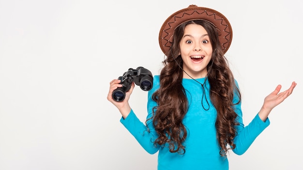 Fille avec chapeau et appareil photo