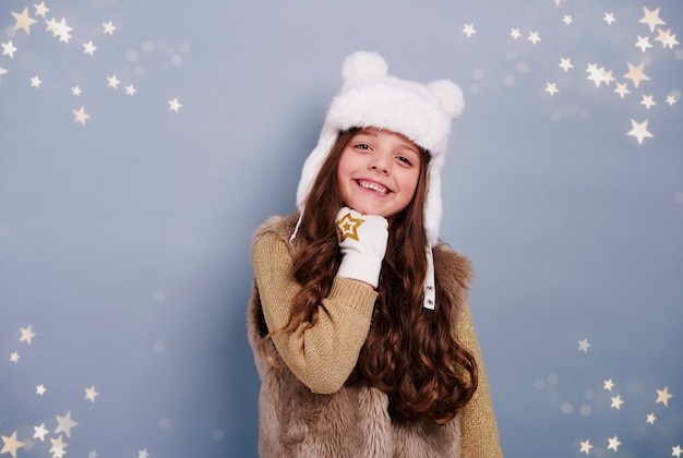 Fille avec chapeau et gant d'hiver