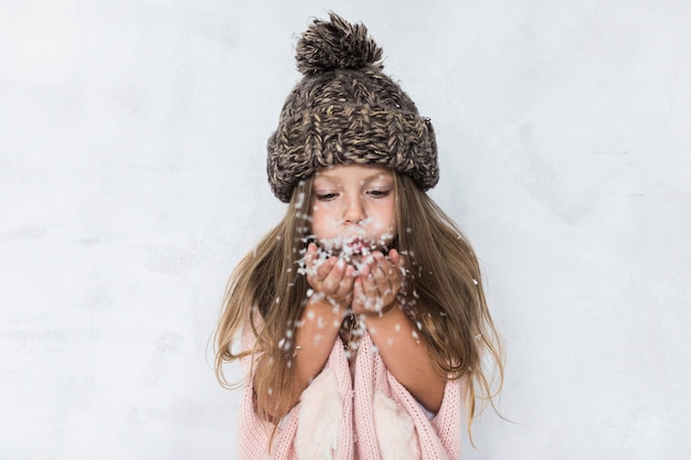 Photo gratuite fille avec chapeau d'hiver poudrerie