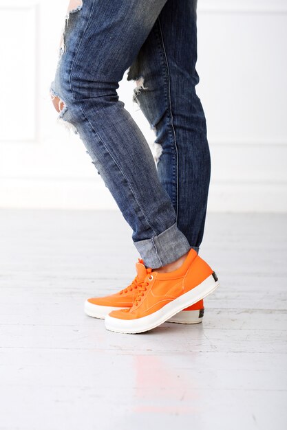 Fille avec des chaussures orange