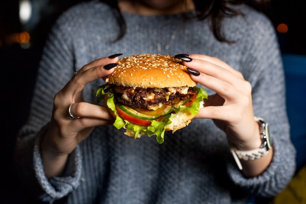 Photo gratuite fille avec cheeseburger juteux