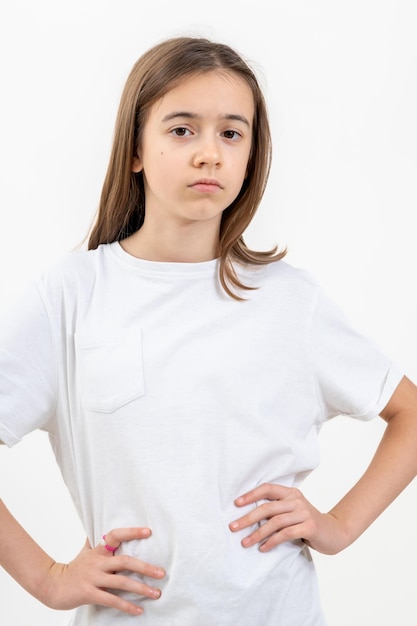 Photo gratuite une fille en chemise blanche sur fond blanc tient ses mains sur sa taille