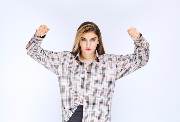 Fille en chemise à carreaux a l'air nerveuse et agressive