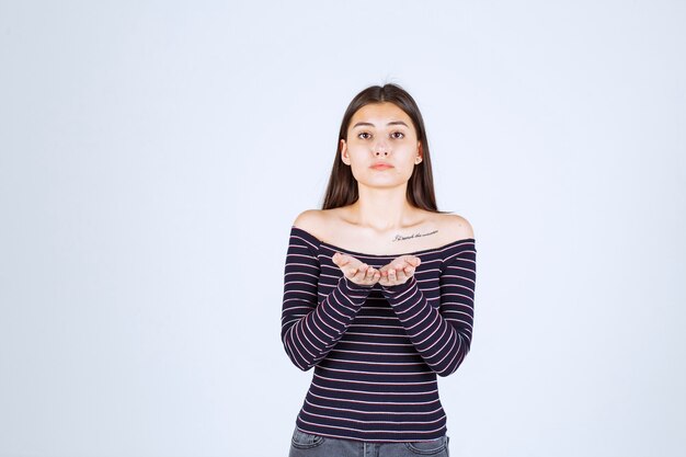 Fille en chemise rayée envoyant l'amour.