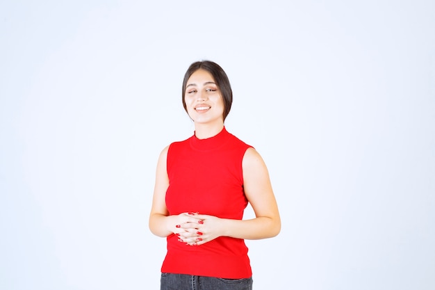 Photo gratuite fille en chemise rouge donnant des poses neutres, positives et attrayantes.
