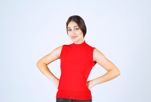 Fille en chemise rouge donnant des poses neutres, positives et attrayantes.