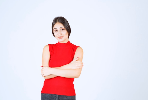 Fille en chemise rouge donnant des poses positives et séduisantes.