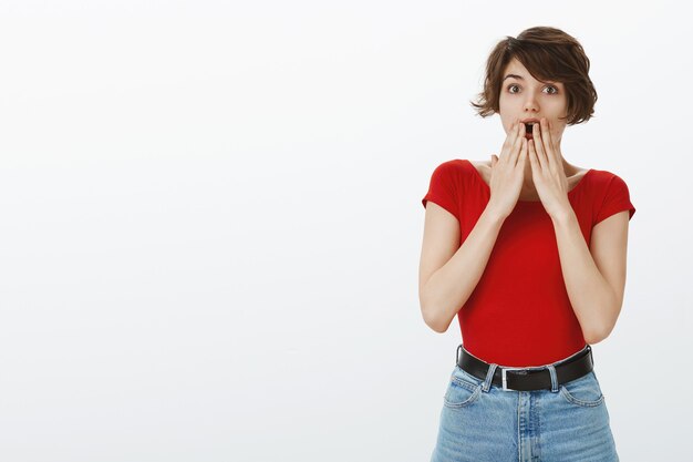 Fille cheveux courts posant en tshirt rouge