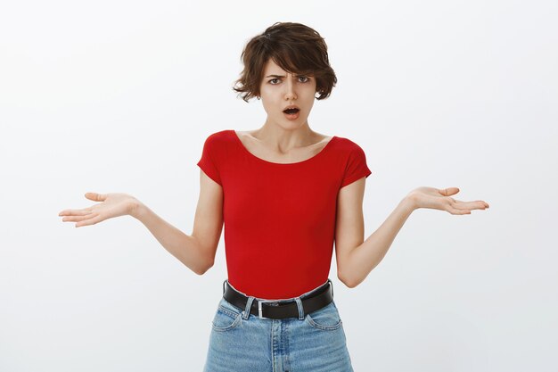 Fille cheveux courts posant en tshirt rouge