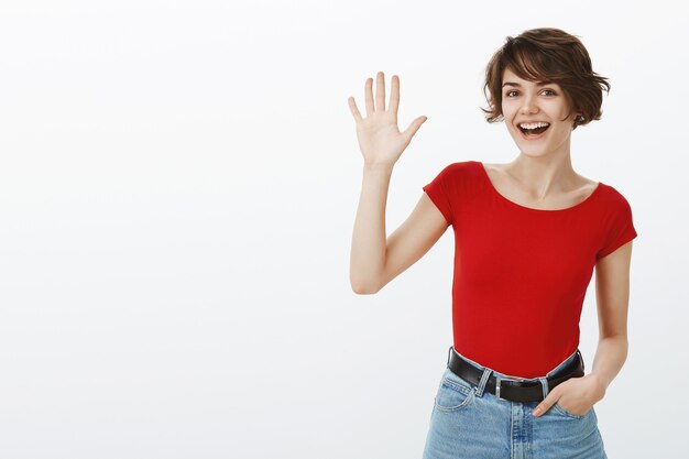 Fille cheveux courts posant en tshirt rouge