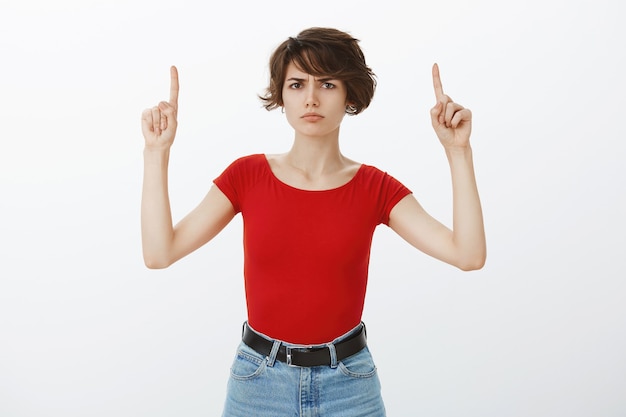 Fille cheveux courts posant en tshirt rouge