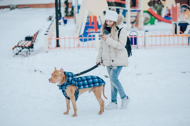 Fille avec un chien