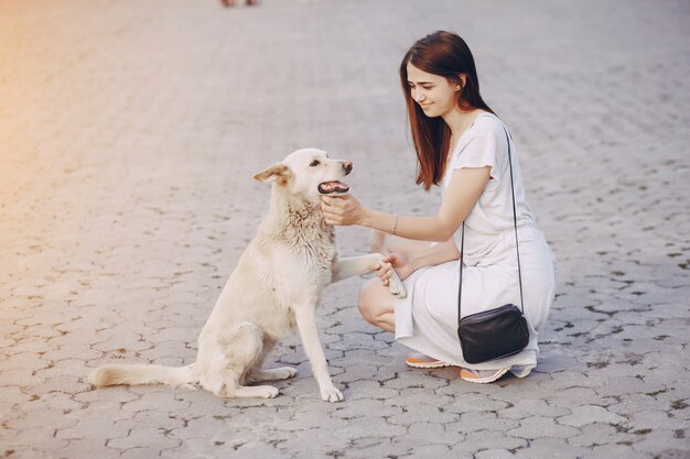 fille avec un chien