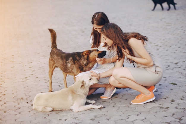 fille avec un chien