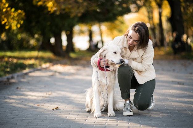 Photo gratuite fille avec un chien