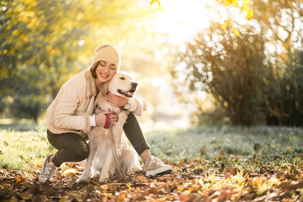 Fille avec un chien