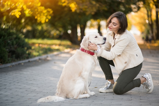 Fille avec un chien