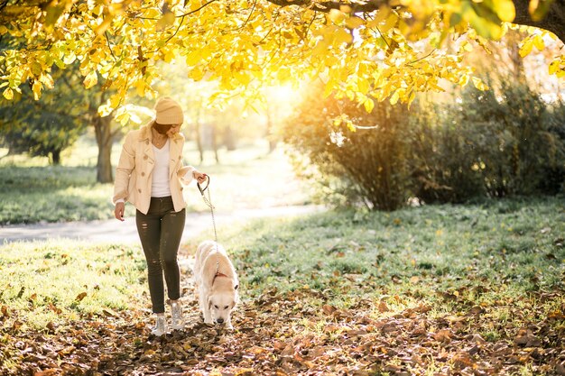 Fille avec un chien