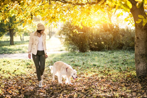 Fille avec un chien