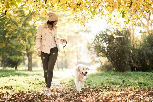 Fille avec un chien