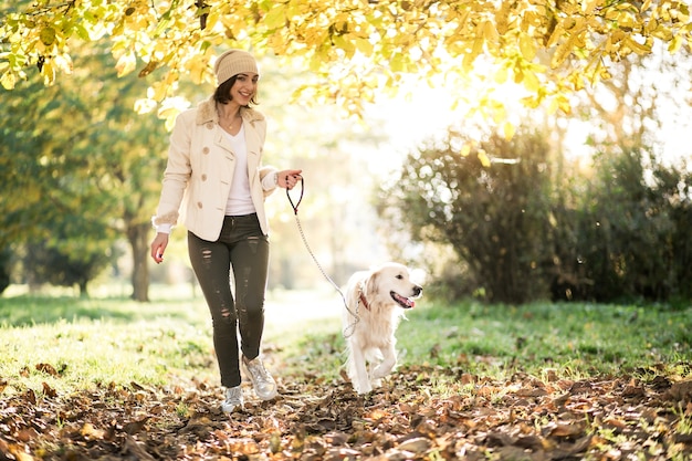 Fille avec un chien