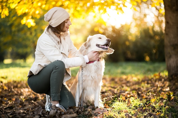 Fille avec un chien