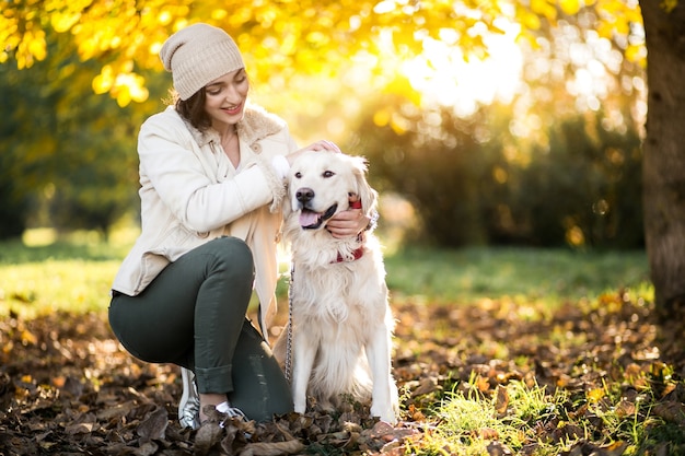 Fille avec un chien