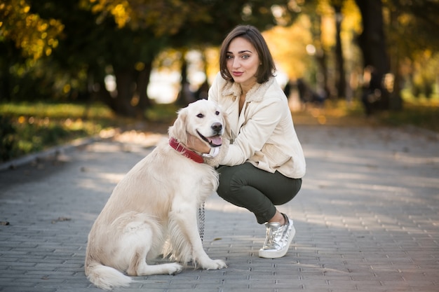 Fille avec un chien