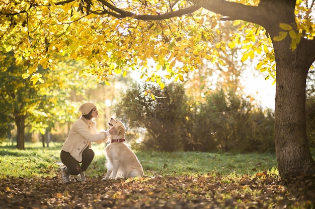 Fille avec un chien