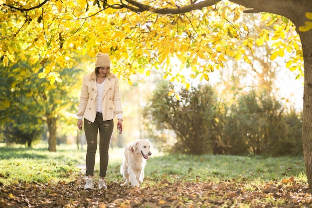 Fille avec un chien