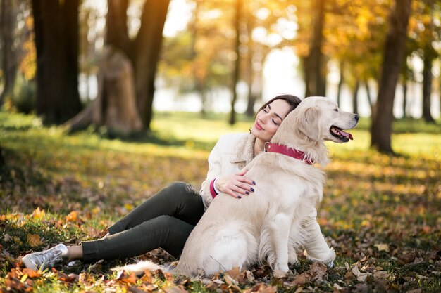 Fille avec un chien