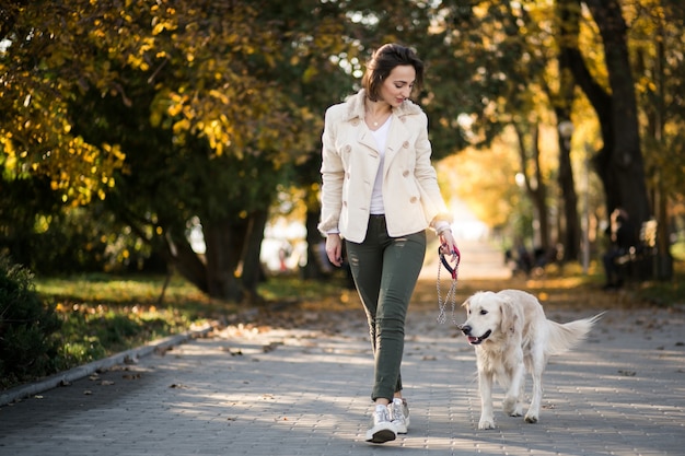 Photo gratuite fille avec un chien