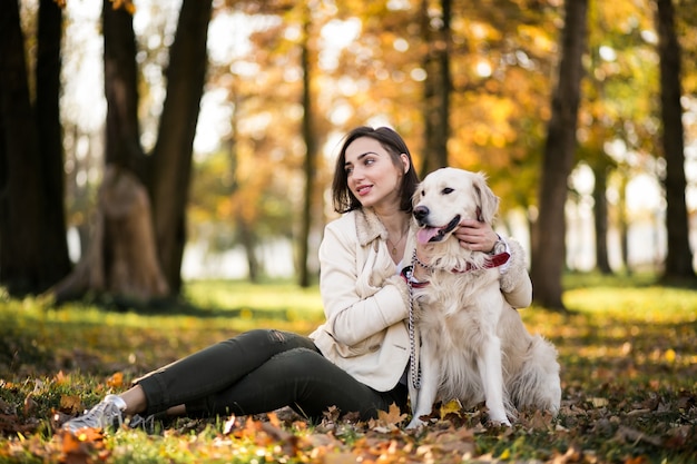 Fille avec un chien