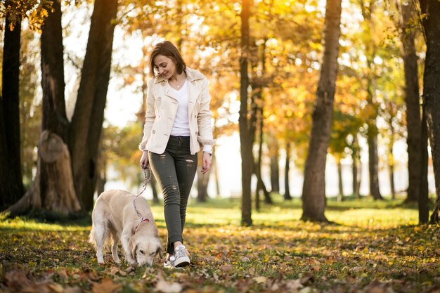 Fille avec un chien